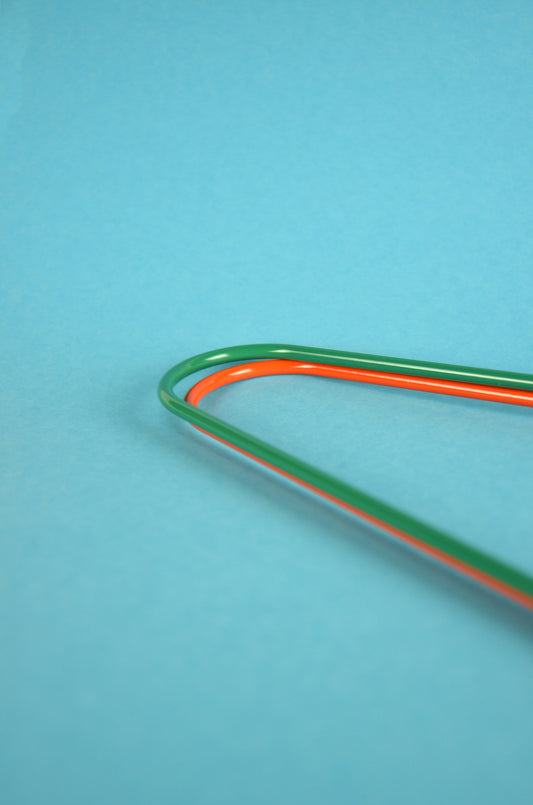 Eleganter Kleiderbügel aus Stahl für sichtbare Garderoben