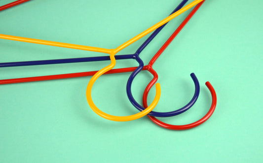 Handgefertigter Kleiderbügel aus pulverbeschichtetem Stahl – Schweizer Design