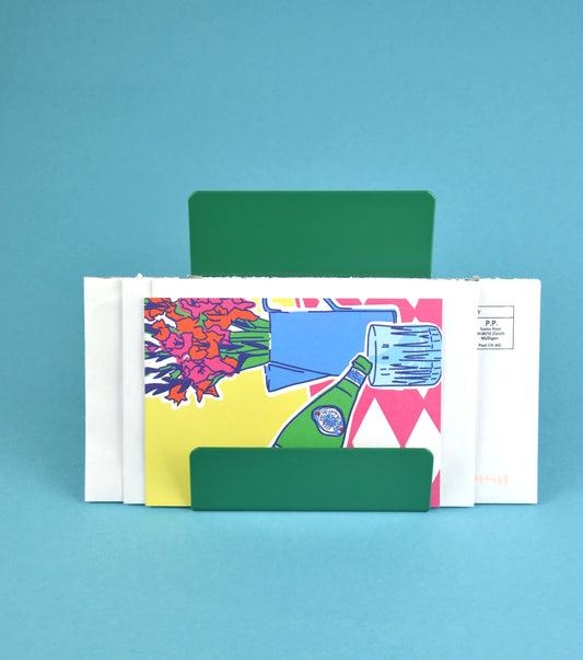 Moderner, minimalistischer Tisch-Organizer für Post und Briefe