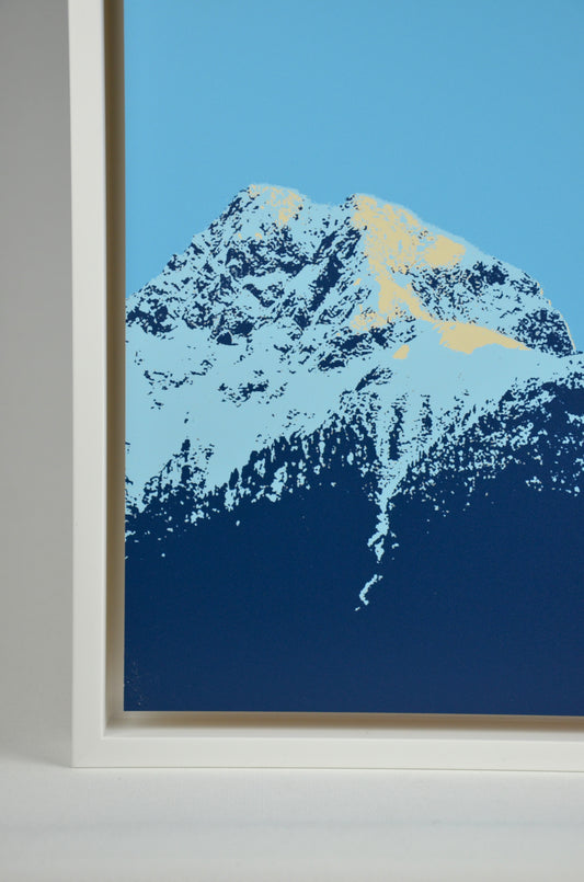 Hochwertiger Kunstdruck mit Bergformen – minimalistisch, farbintensiv und gerahmt