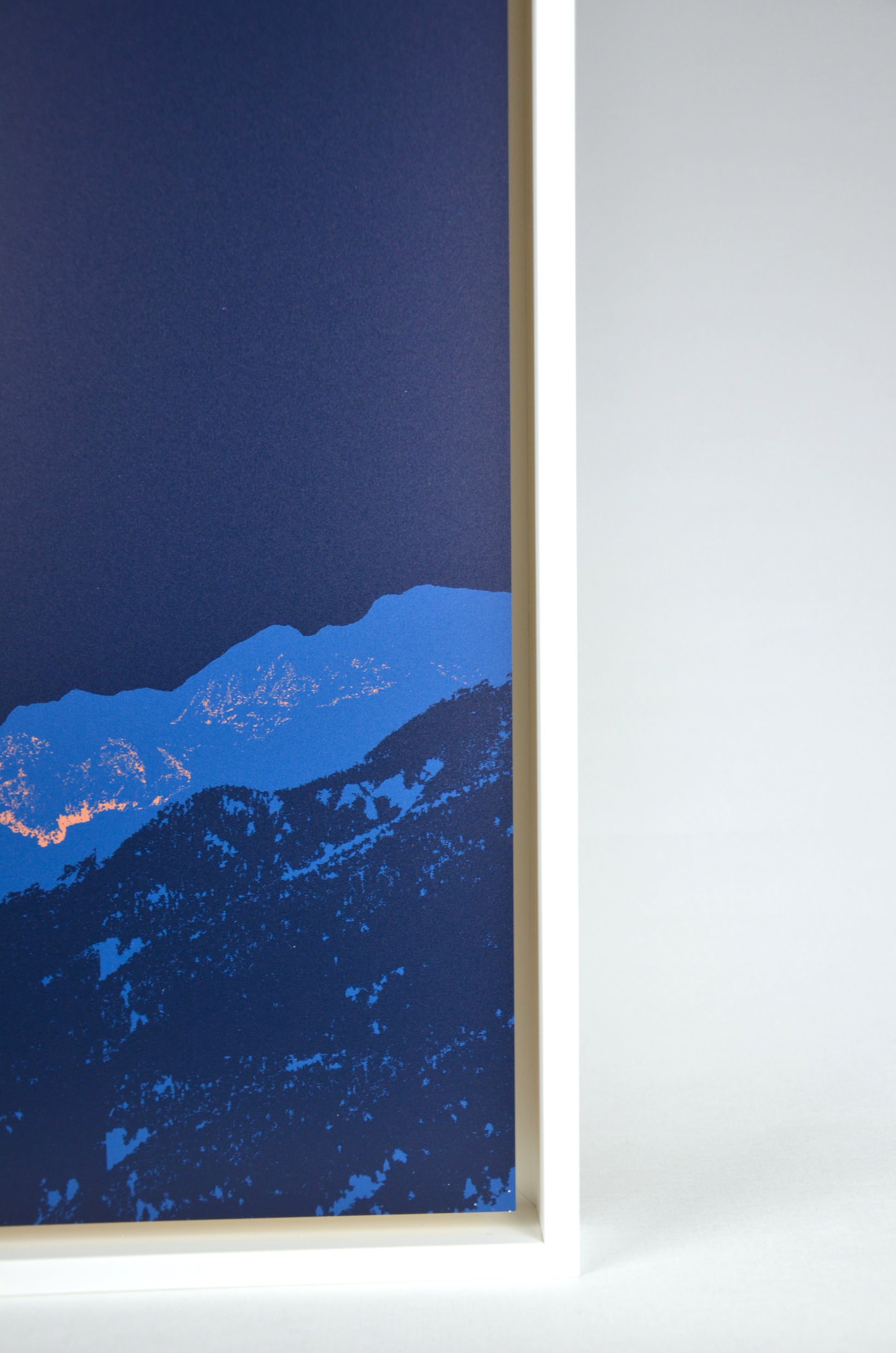 Zeitgenössisches Wandbild mit abstrahierter Gebirgsansicht