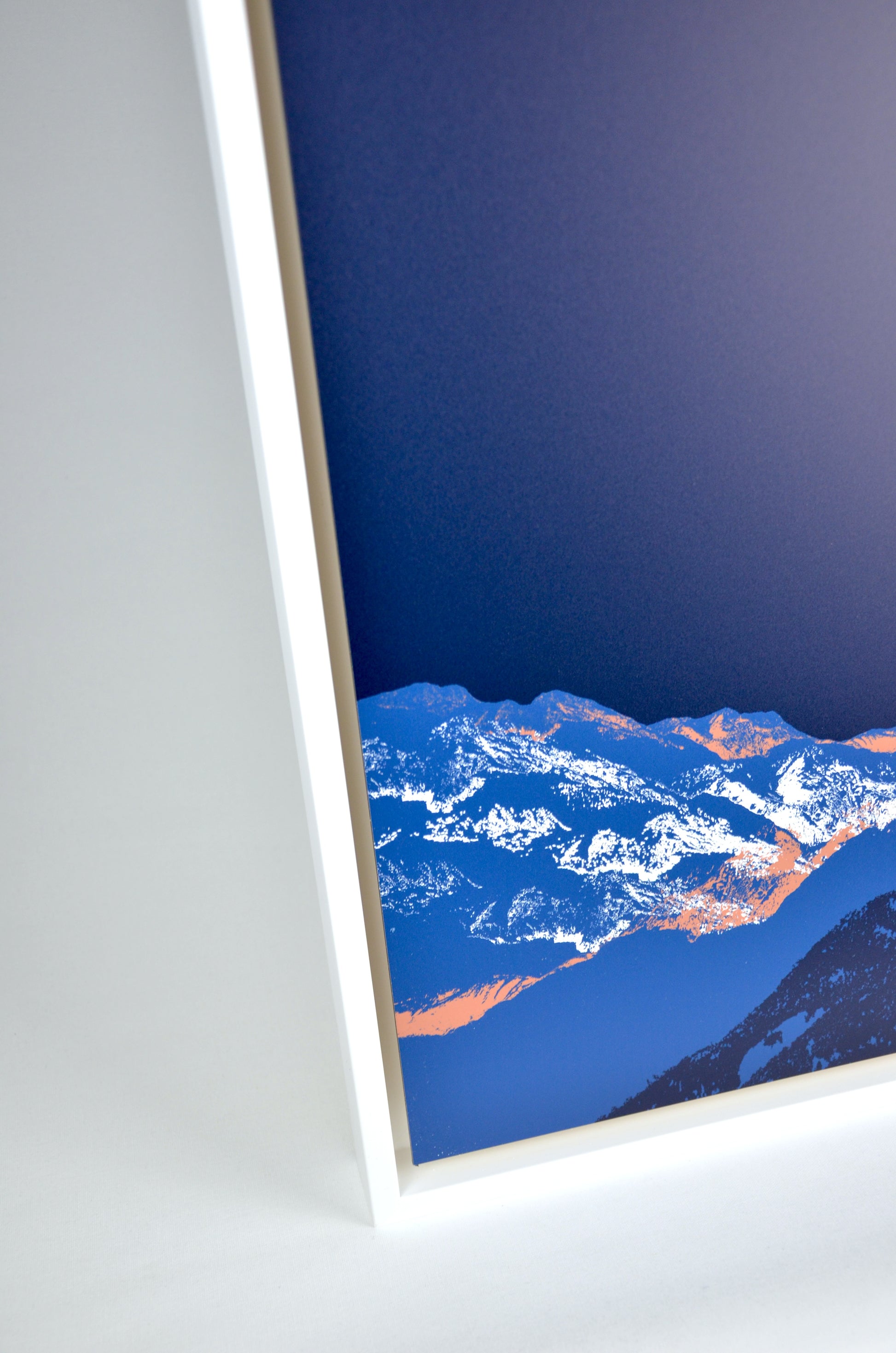 Alpenmotiv in minimalistischer Formensprache, hochwertig gerahmt