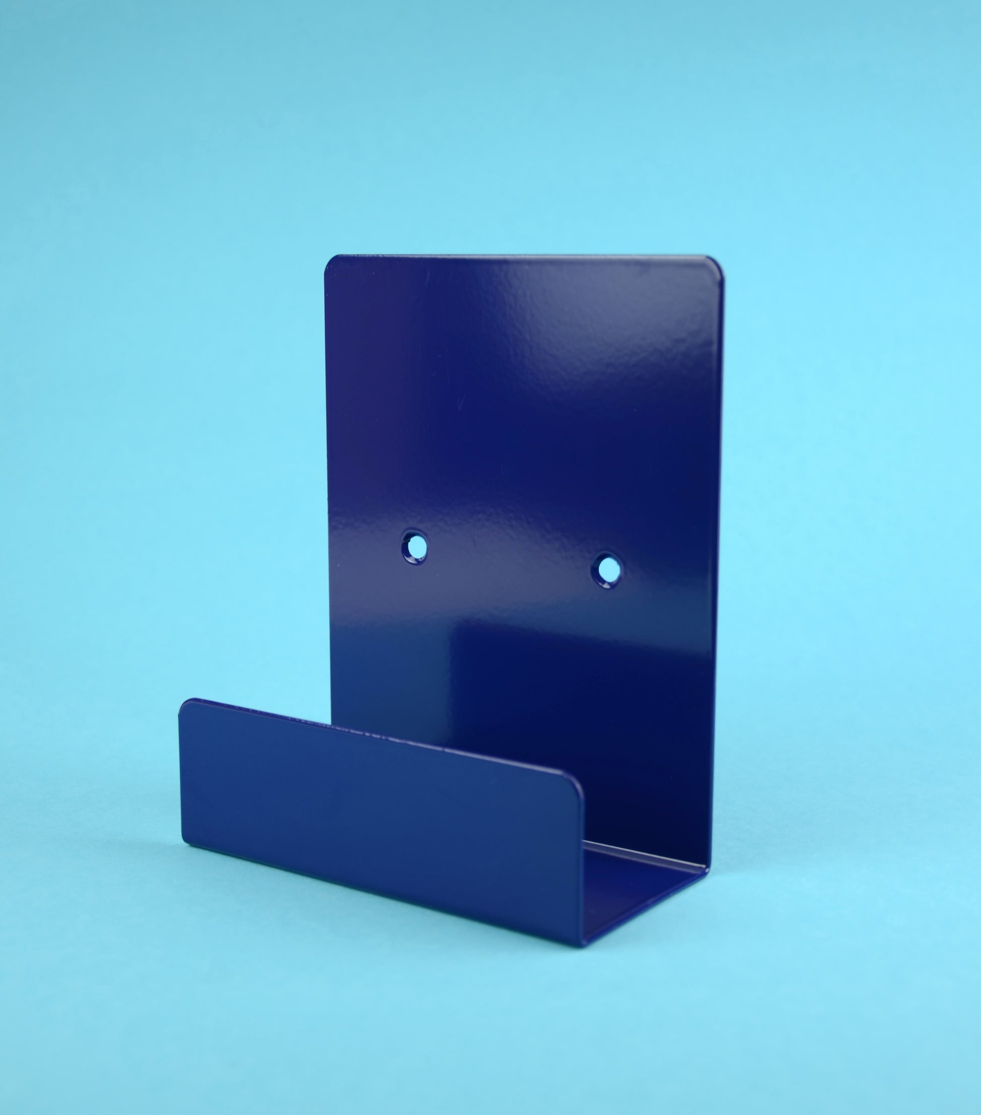 Bunter Briefhalter – pulverbeschichteter Stahl in Schweizer Handarbeit