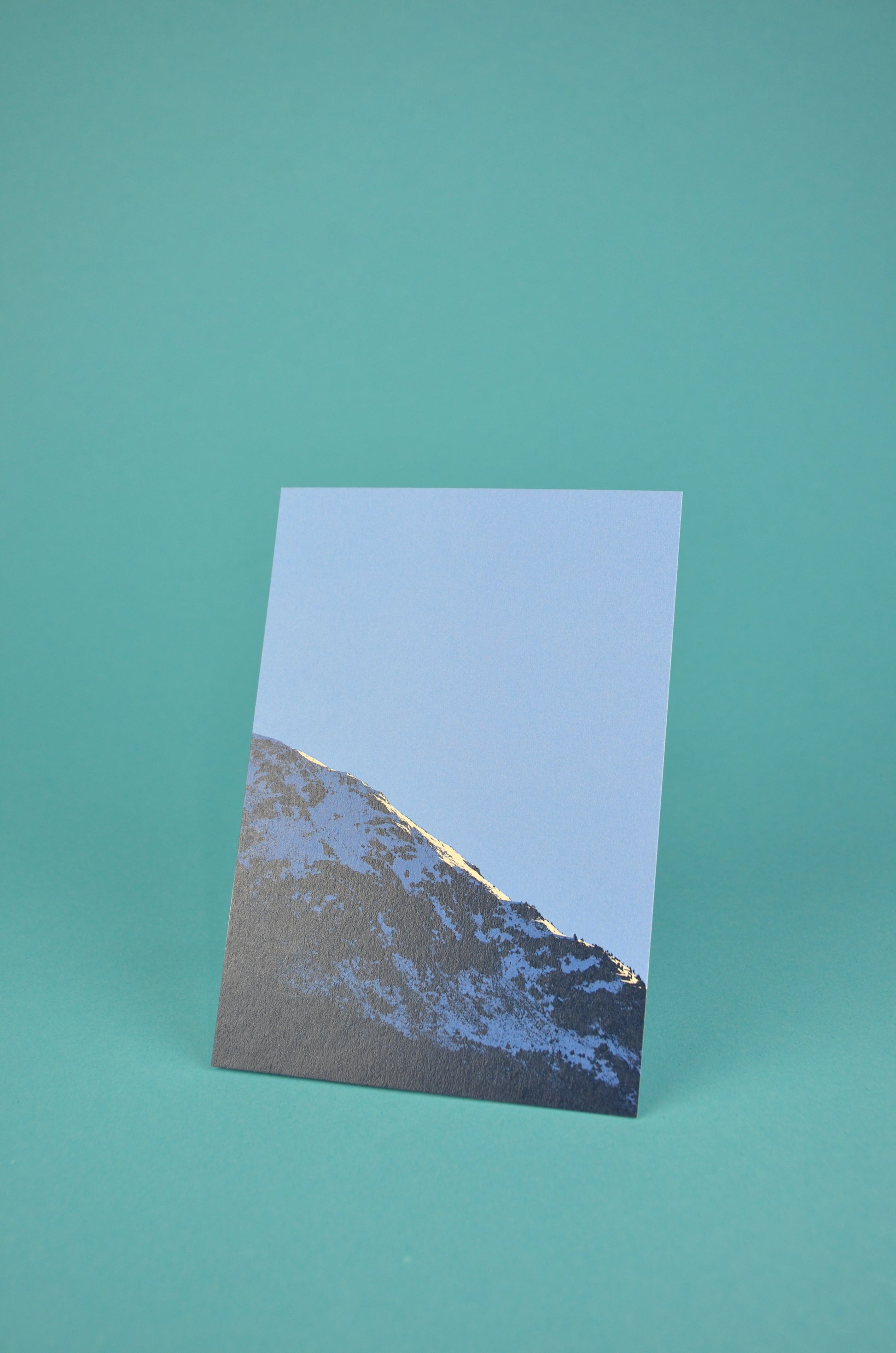 Design-Postkarte Val S-charl II mit reduziertem Bergmotiv von Paul Jaklin – nachhaltiger Kunstdruck aus der Schweiz