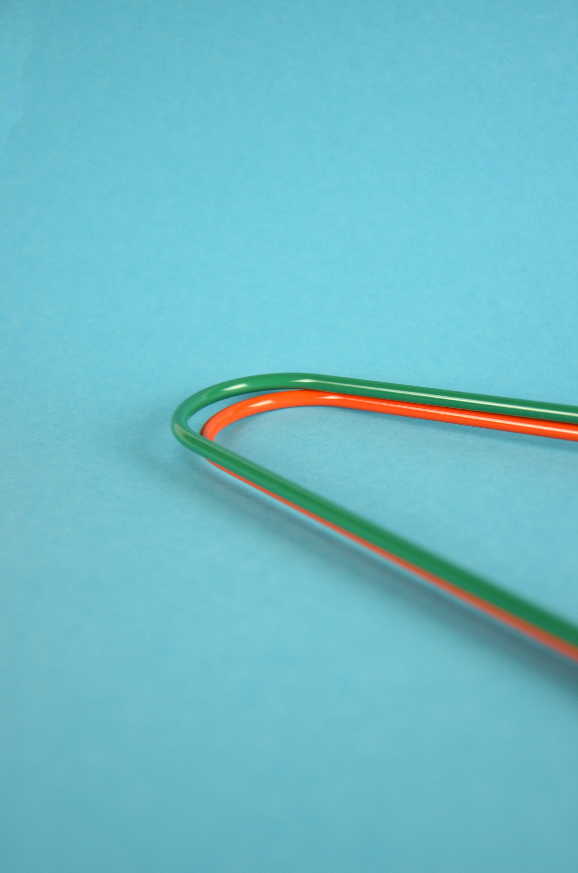 Eleganter Kleiderbügel aus Stahl für sichtbare Garderoben