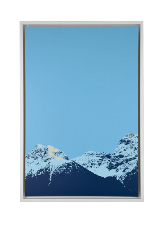 Modernes Wandbild mit Alpenlandschaft in ruhiger Farbkomposition – Schweizer Design mit grafischer Klarheit.