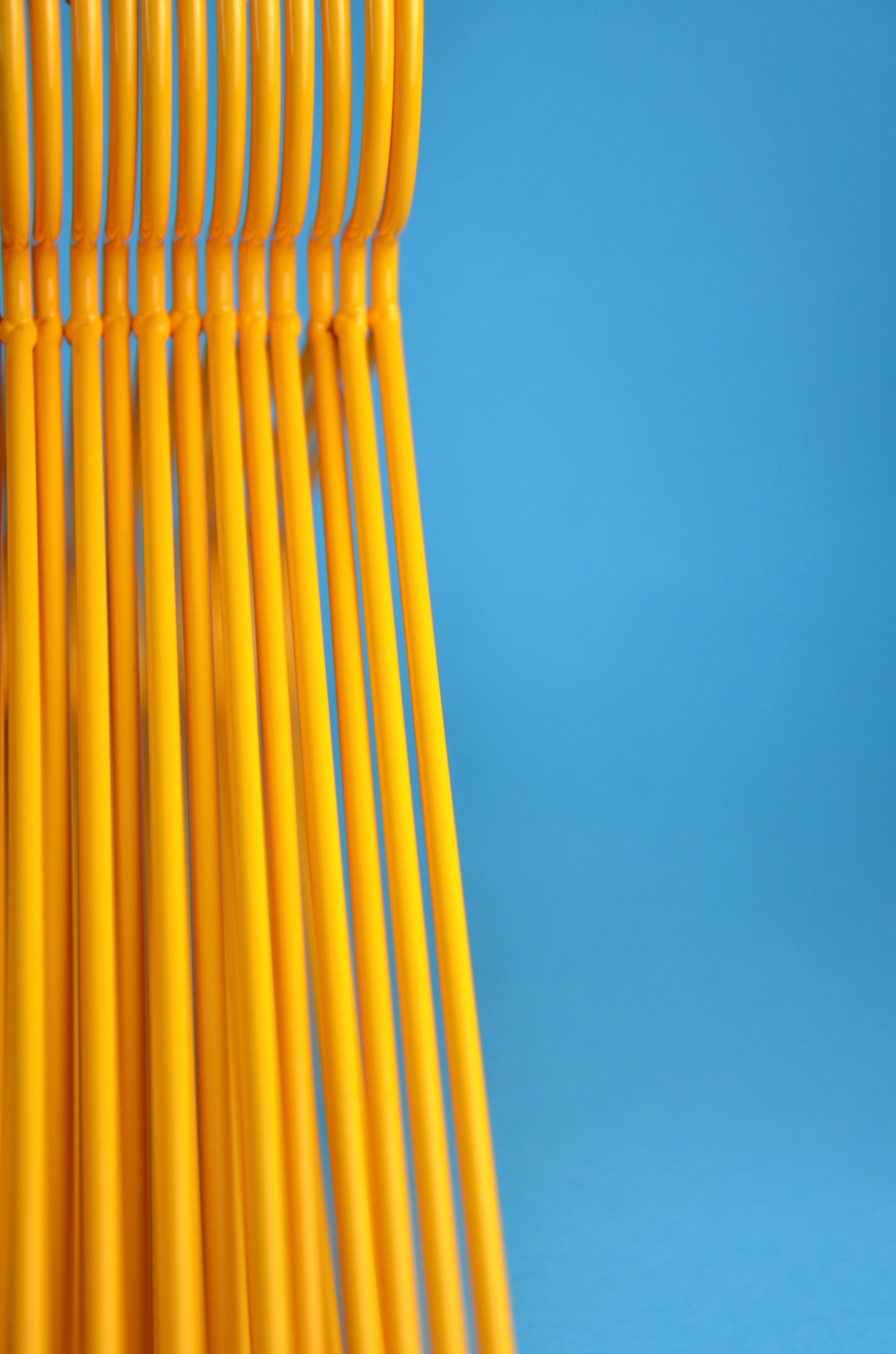 Farbenfroher Garderobenbügel aus Stahl – robust, elegant und handgefertigt