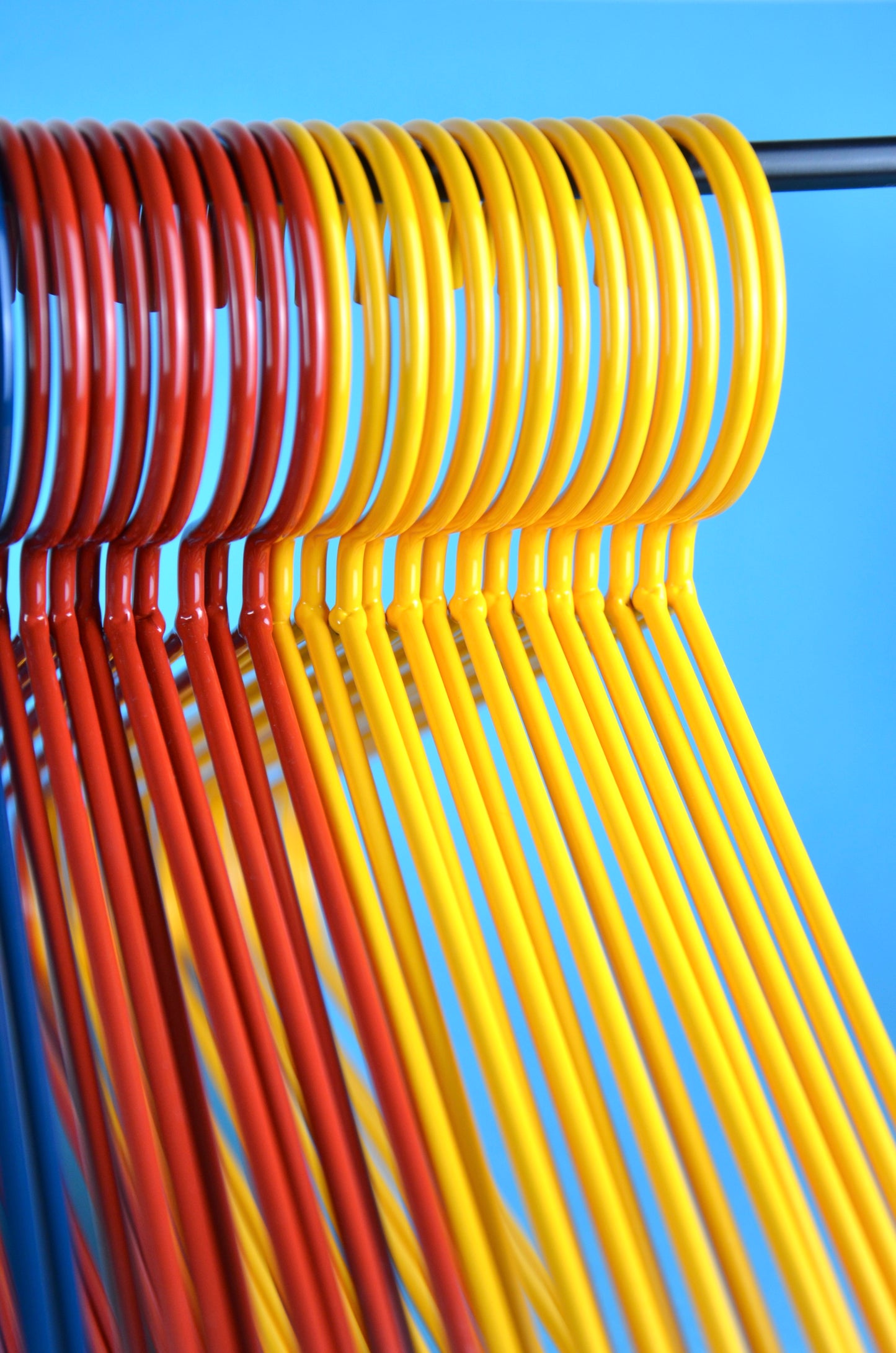 Farbenfroher Kleiderbügel für minimalistische Garderoben