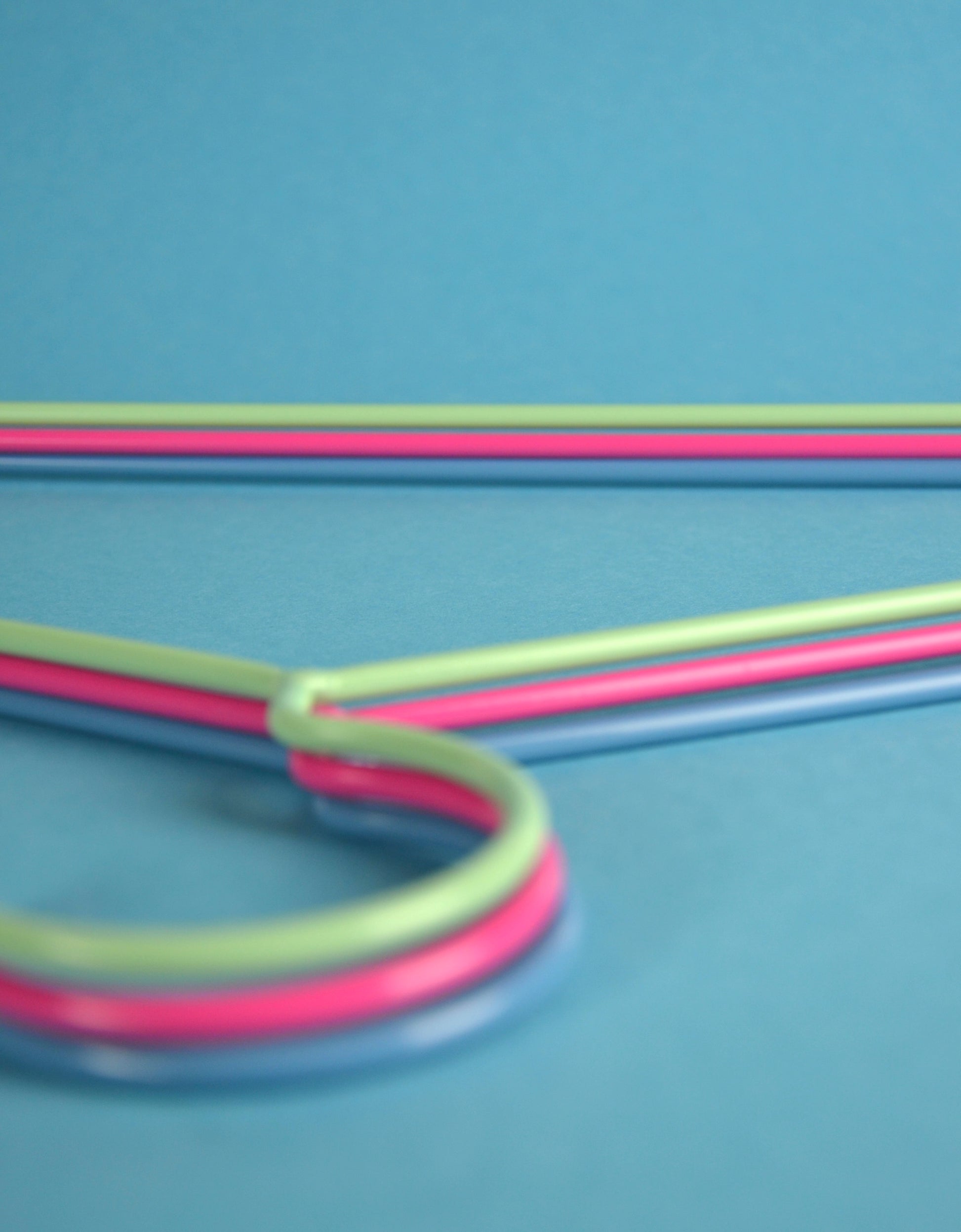 Farbenfroher Kleiderbügel für minimalistische Garderoben und Eingangsbereiche