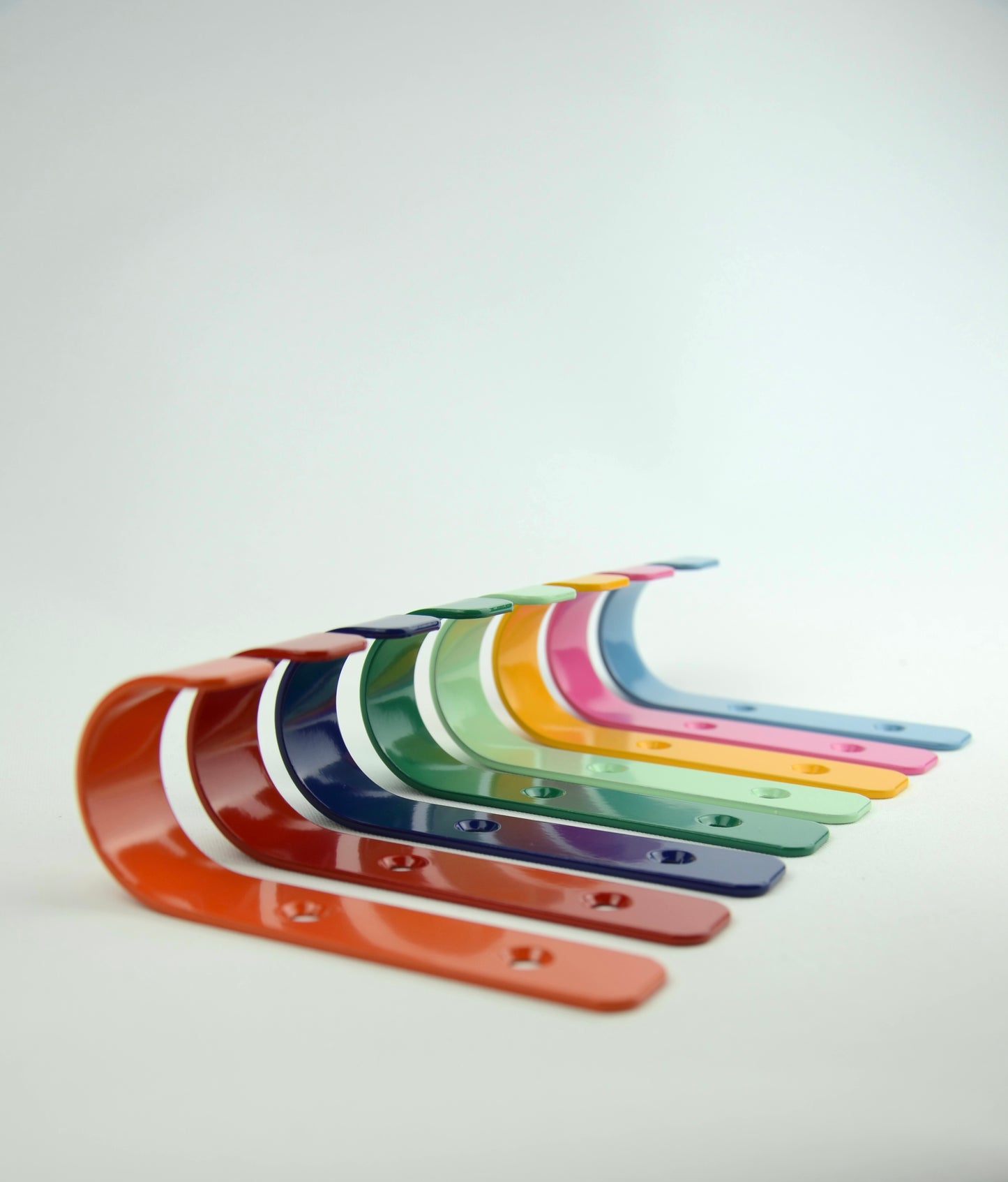 Farbenfroher Wandhaken – modernes Schweizer Design