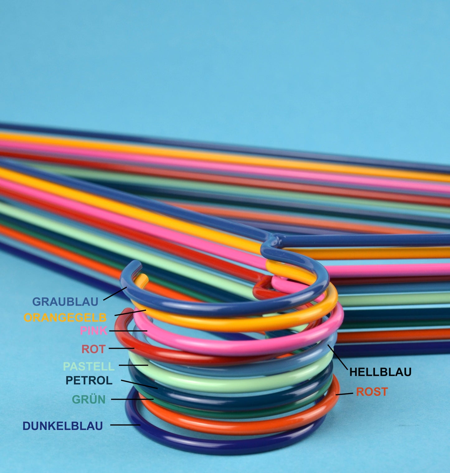 Handgefertigter Kleiderbügel aus pulverbeschichtetem Stahl – modernes Schweizer Design