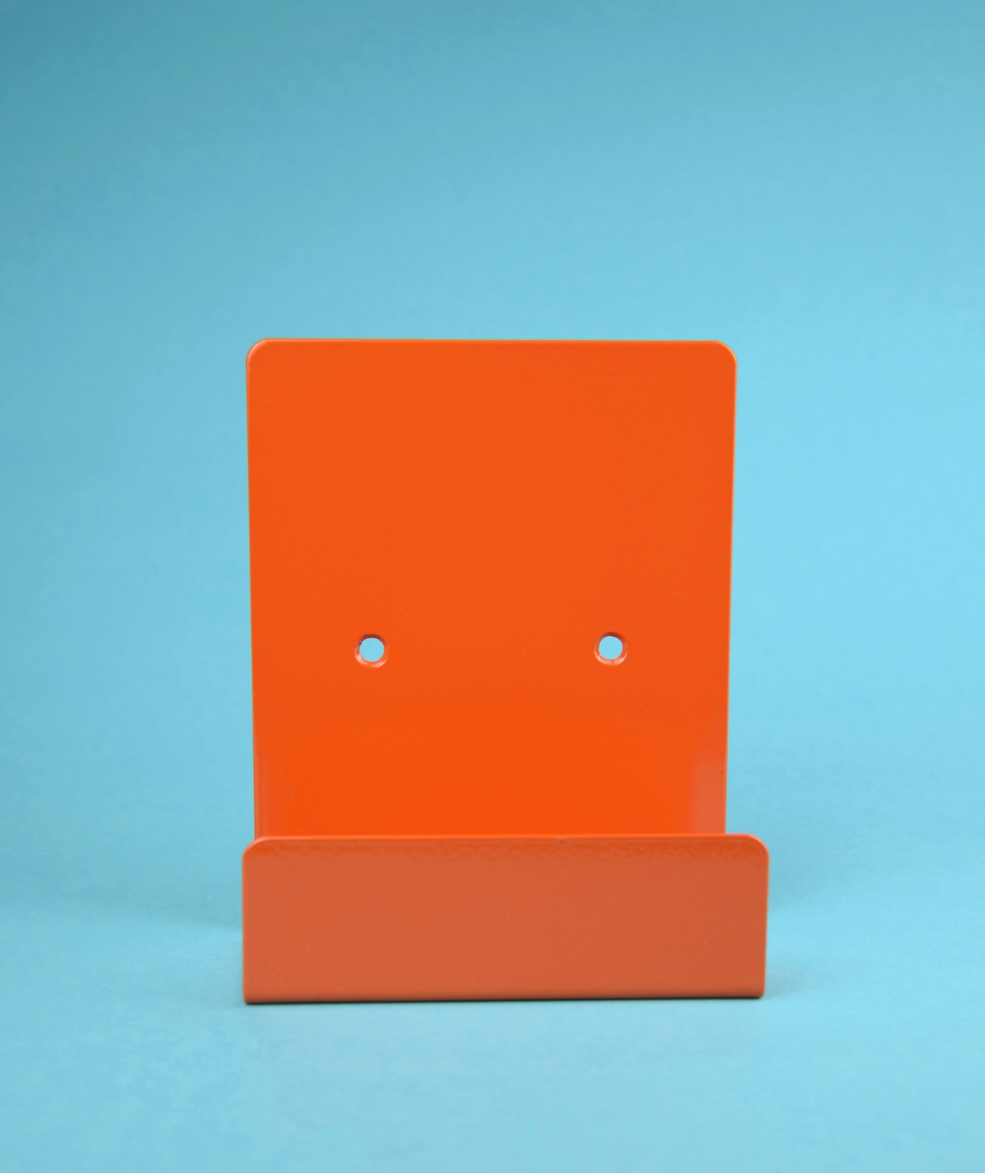 Handgefertigter Organizer für Briefe im minimalistischen Stil