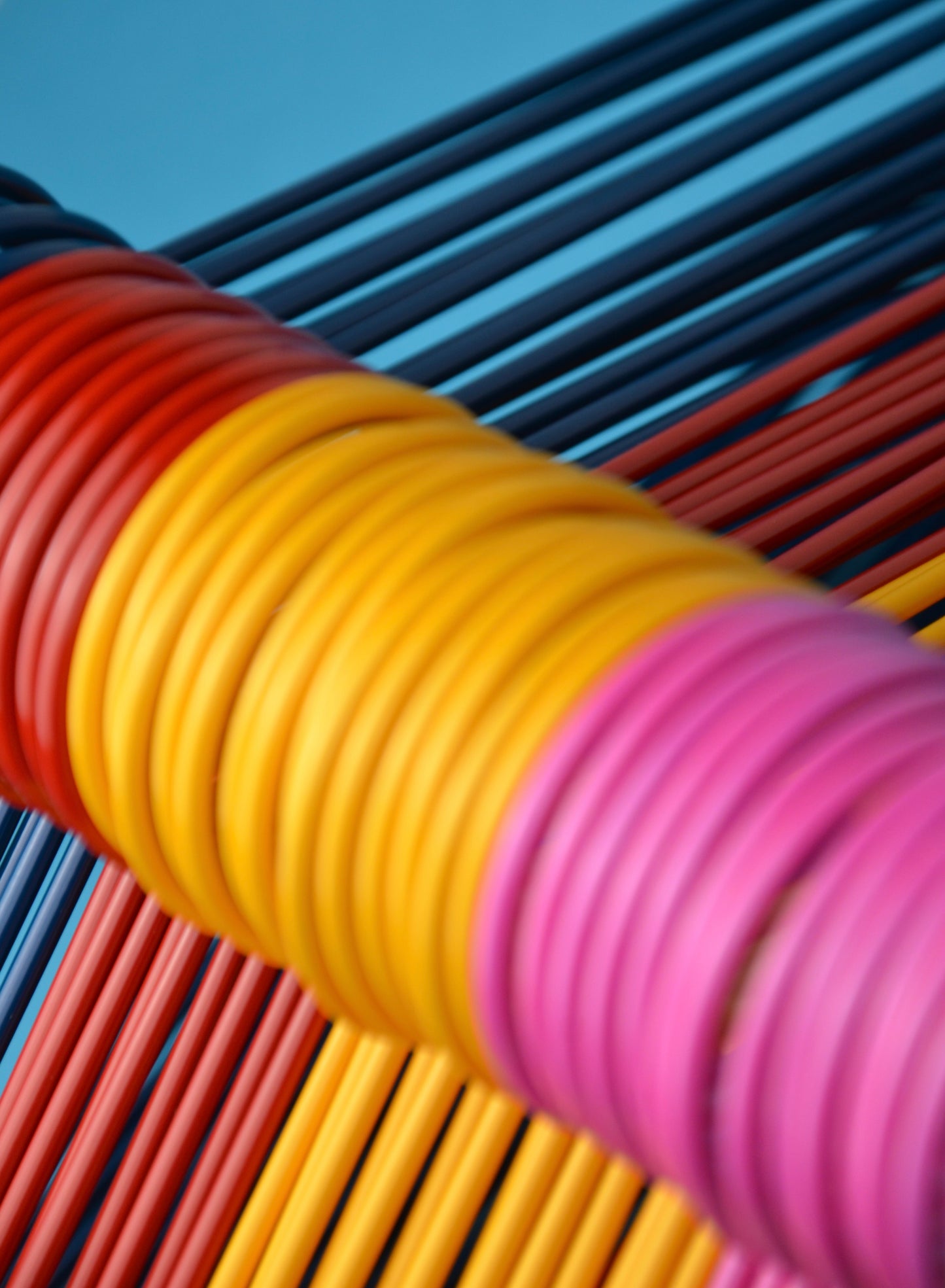 pinker Kleiderbügel, Kleiderbügel Stahl pink, handgefertigt Zürich, bunte Kleiderbügel, farbenfrohe Garderobe, minimalistische Kleiderbügel, Design Kleiderbügel, Schweizer Handarbeit, Gästegarderobe, Eingangsbereich Accessoire