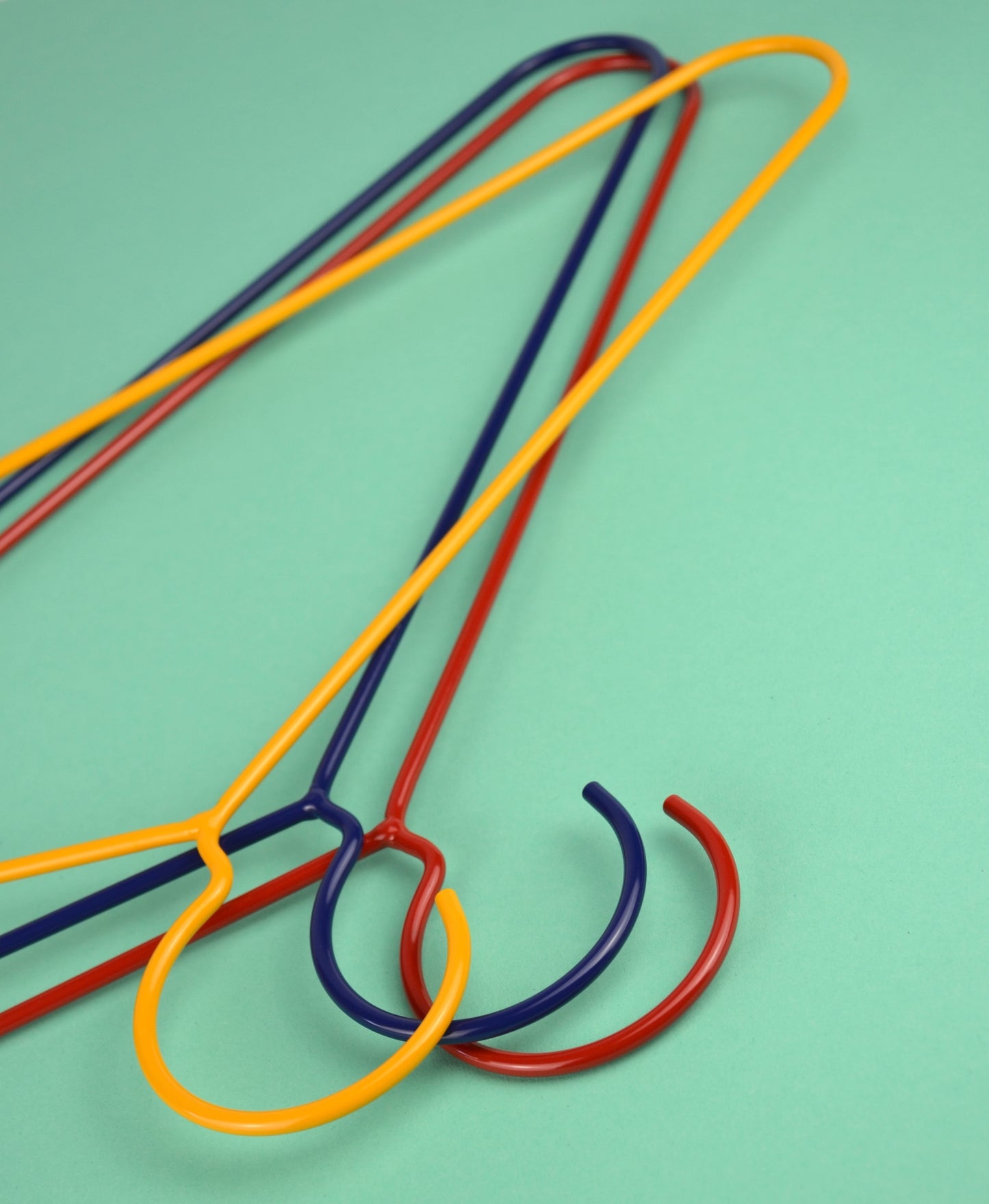 Kleiderbügel aus pulverbeschichtetem Stahl – farbenfroh, stabil, stylisch