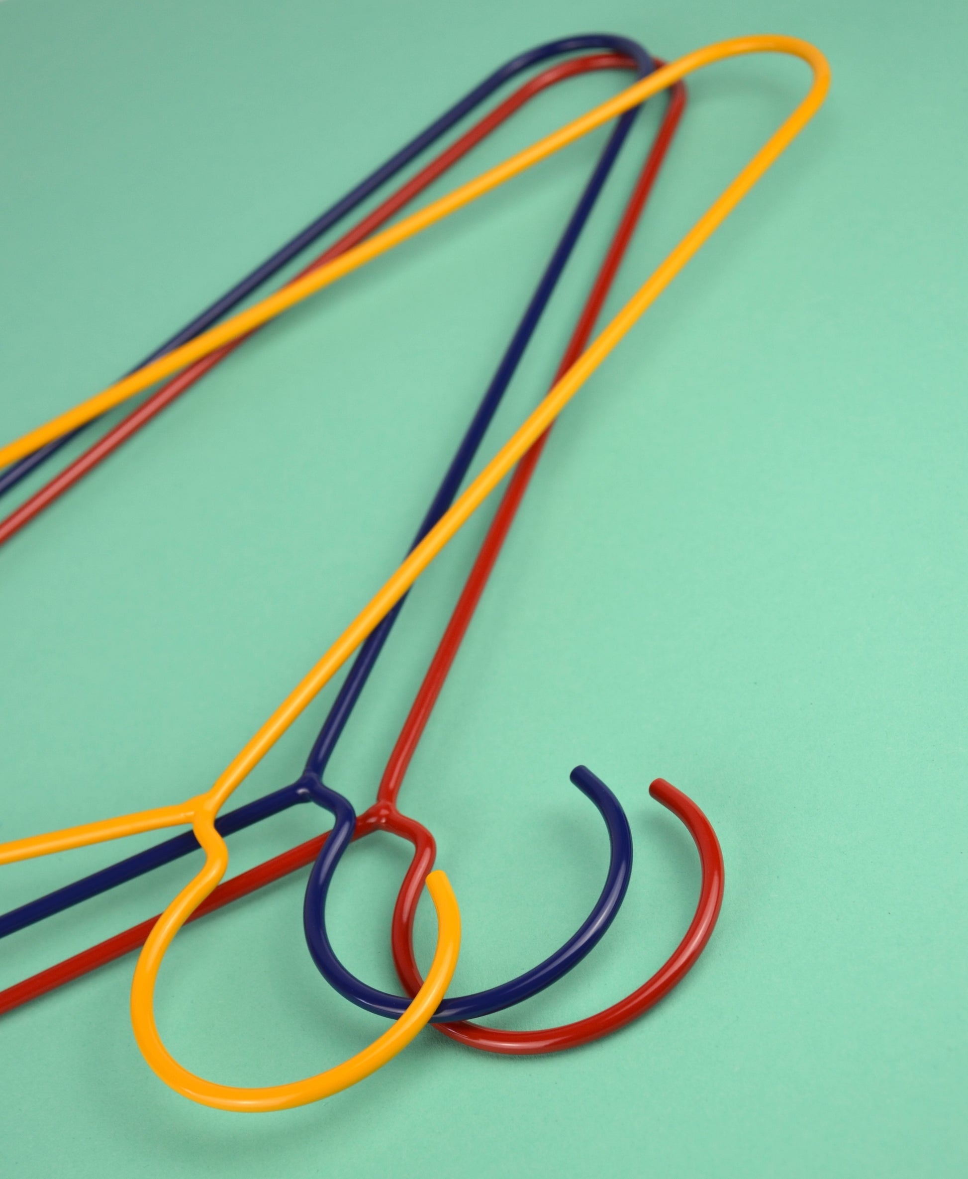 Kleiderbügel aus pulverbeschichtetem Stahl – farbenfroh, stabil, stylisch