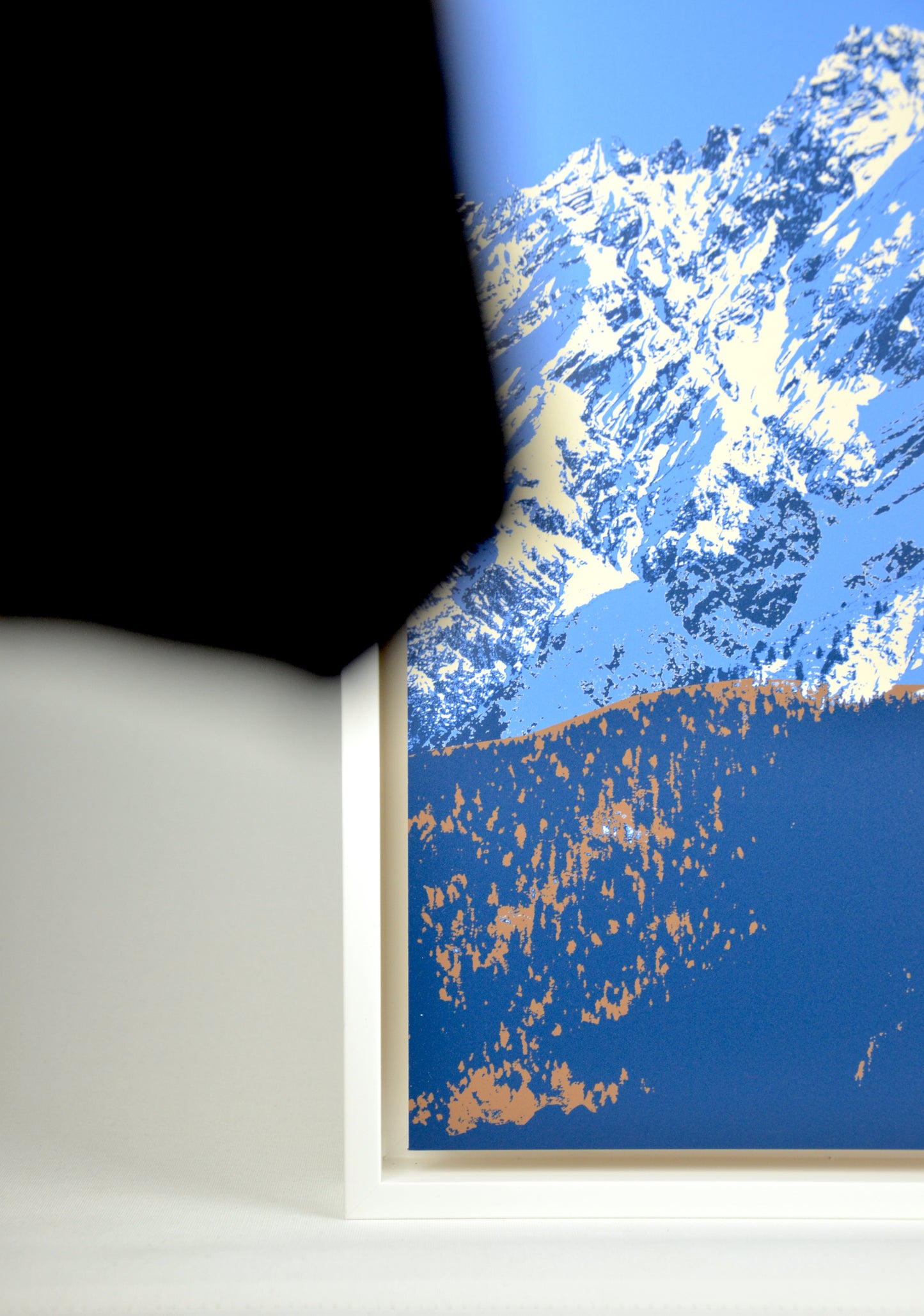 Stilisiertes Bergmotiv auf Aluminium – inspiriert von der Schweizer Bergwelt, hochwertig gerahmt