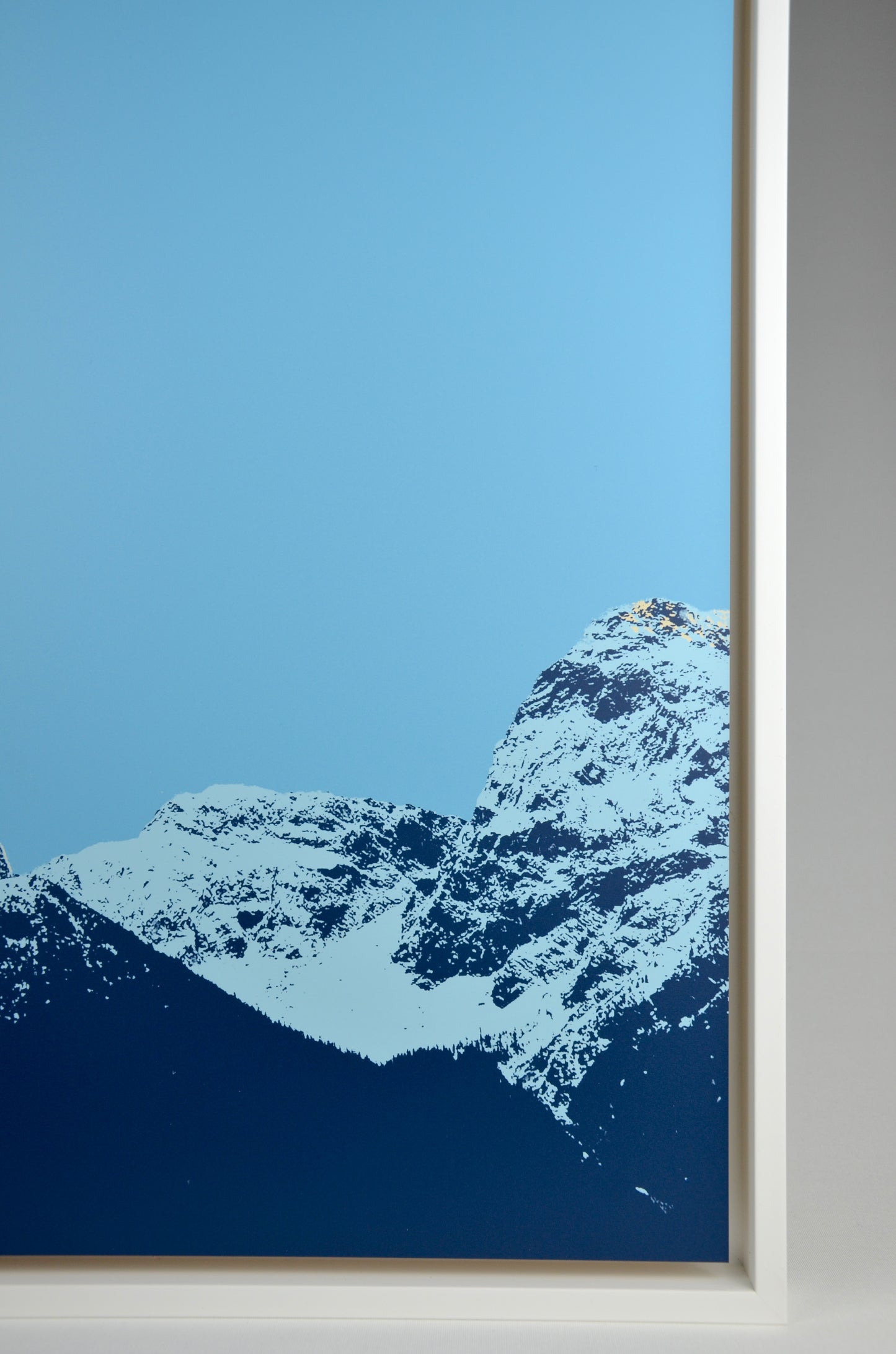 Alpenmotiv in klaren Linien und harmonischen Farbtönen – Wandbild mit moderner Ausstrahlung