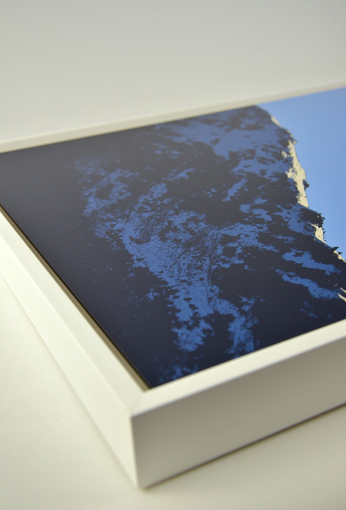 Design-Wandbild mit Bergsilhouetten in klaren Linien.