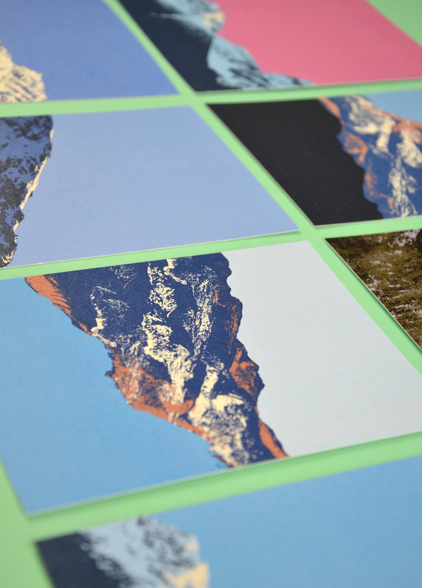 Minimalistische Kunstpostkarte mit Engadiner Landschaft