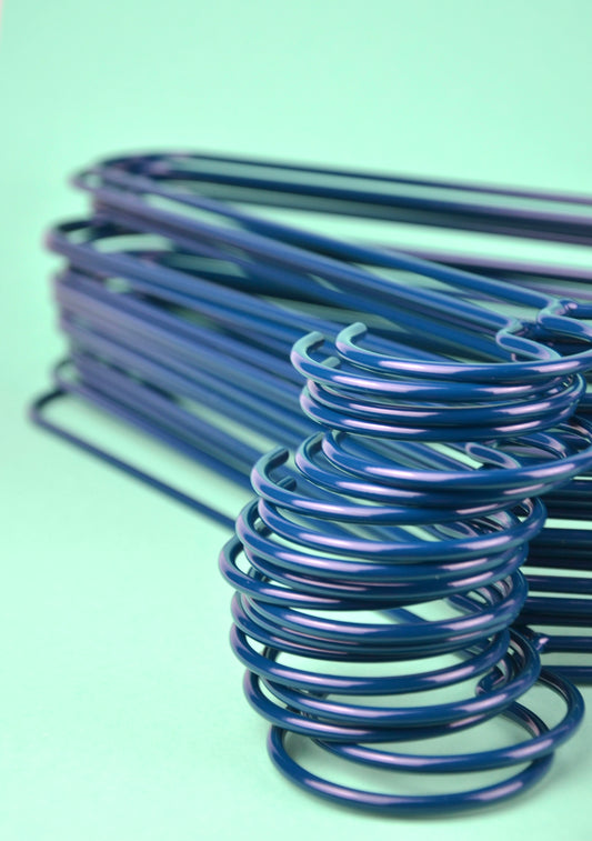 Minimalistischer Kleiderbügel aus pulverbeschichtetem Stahl, handgefertigt in Zürich