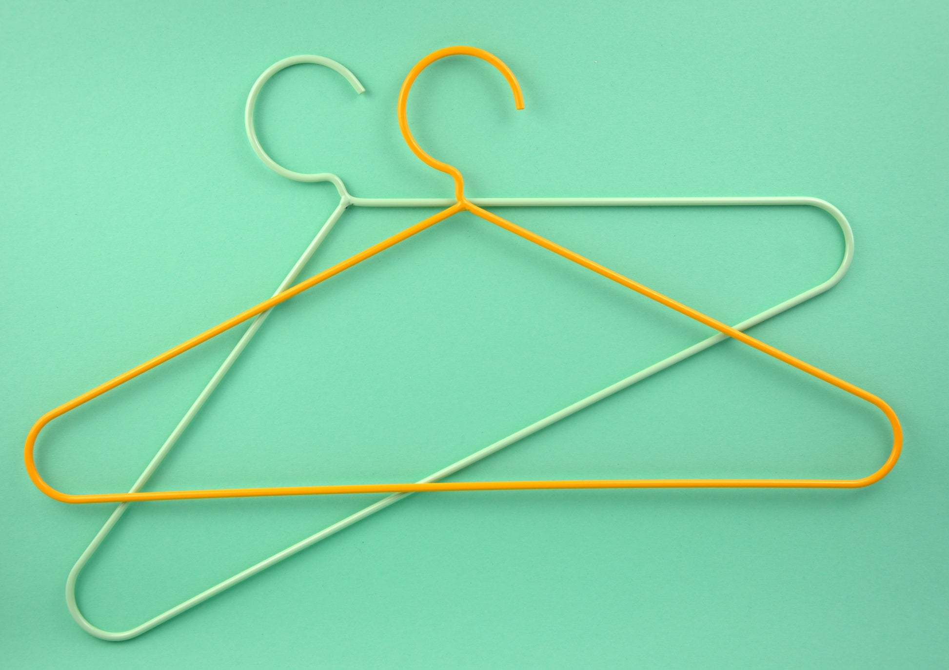 Moderner Kleiderbügel für sichtbare Garderoben im Wohnbereich oder Gästezimmer