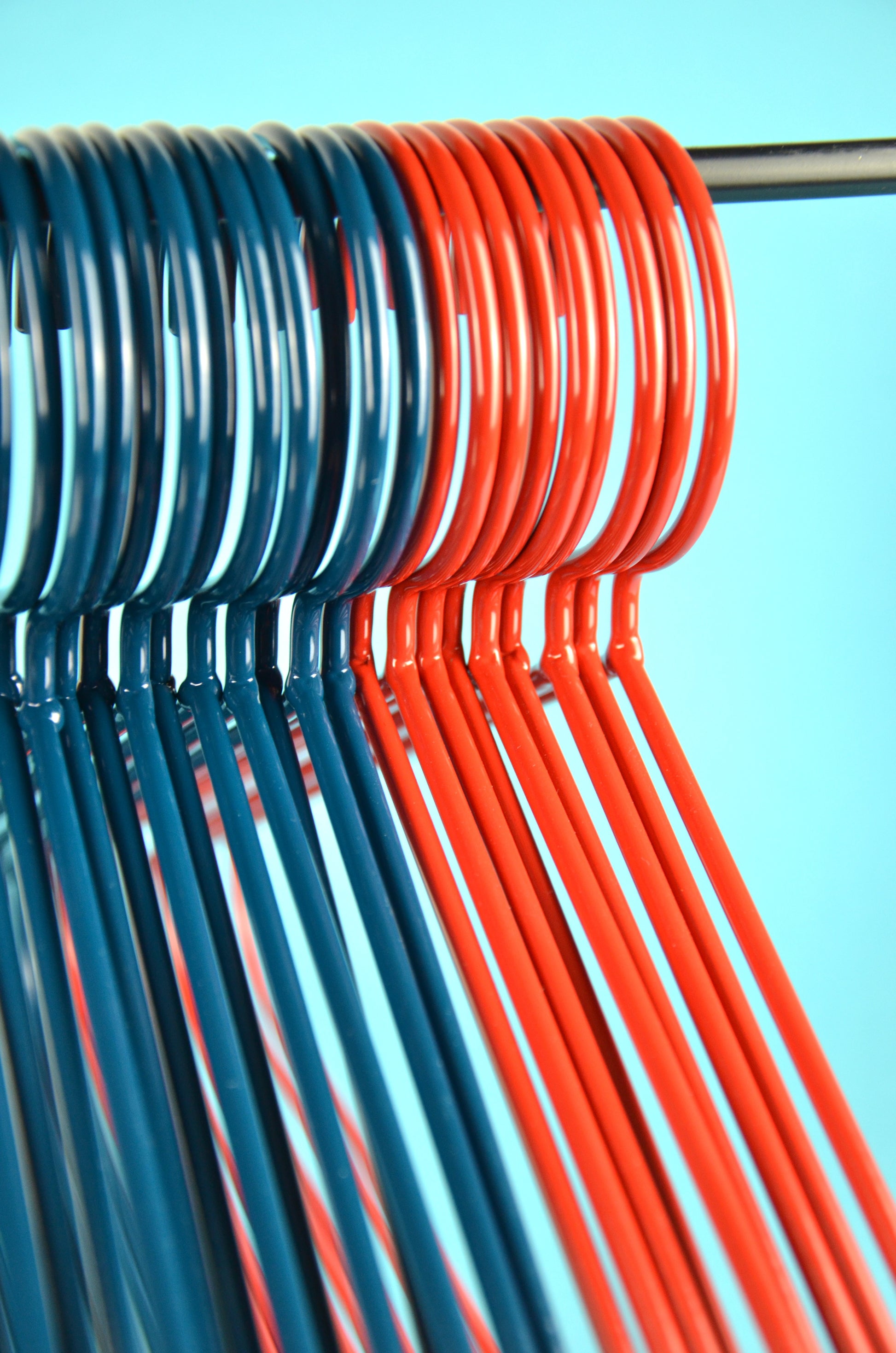 Moderner Stahlbügel in Schweizer Handarbeit gefertigt