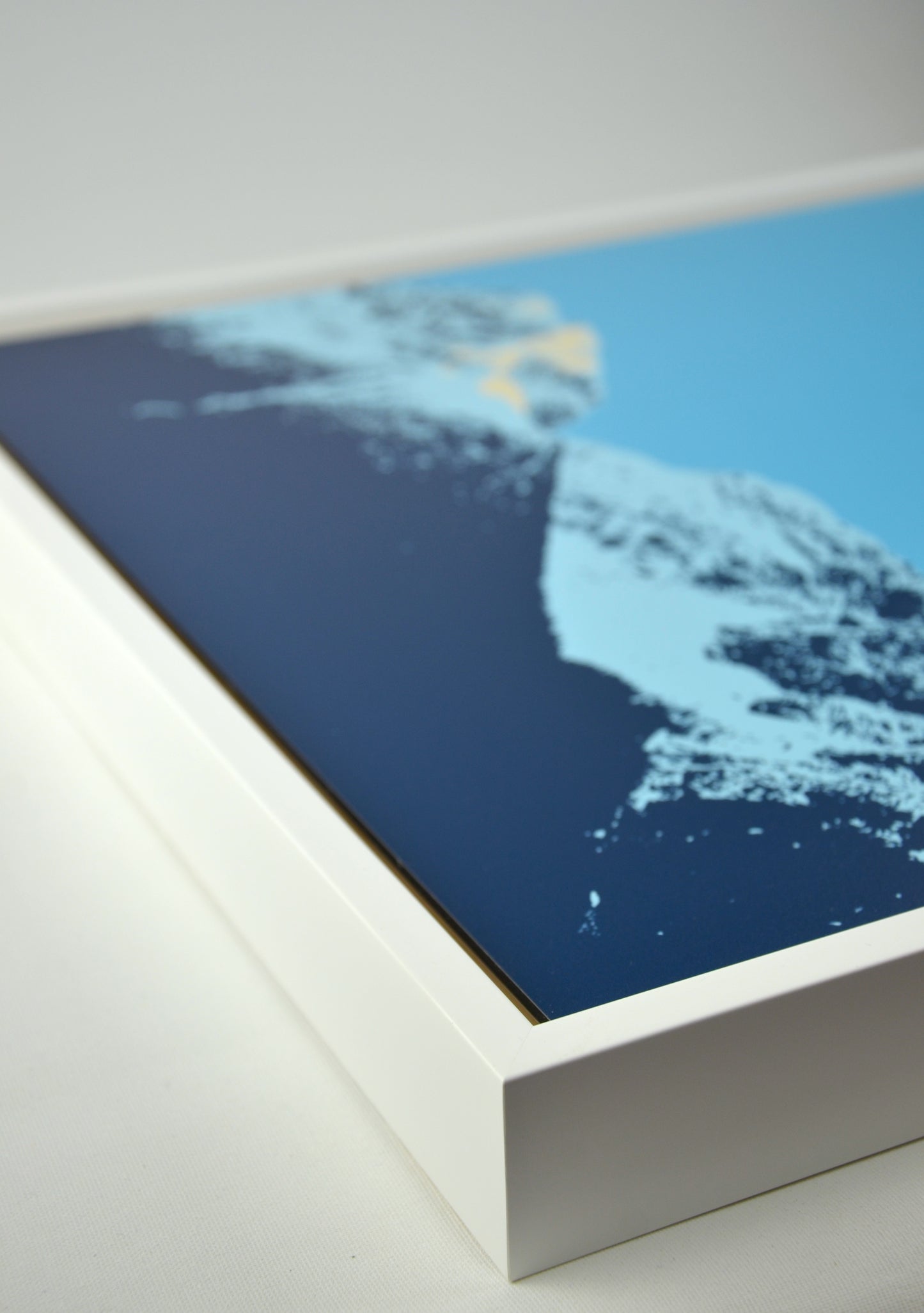 Zeitgenössische Berglandschaft als Designobjekt – Druck auf Aluminium, gerahmt und signiert