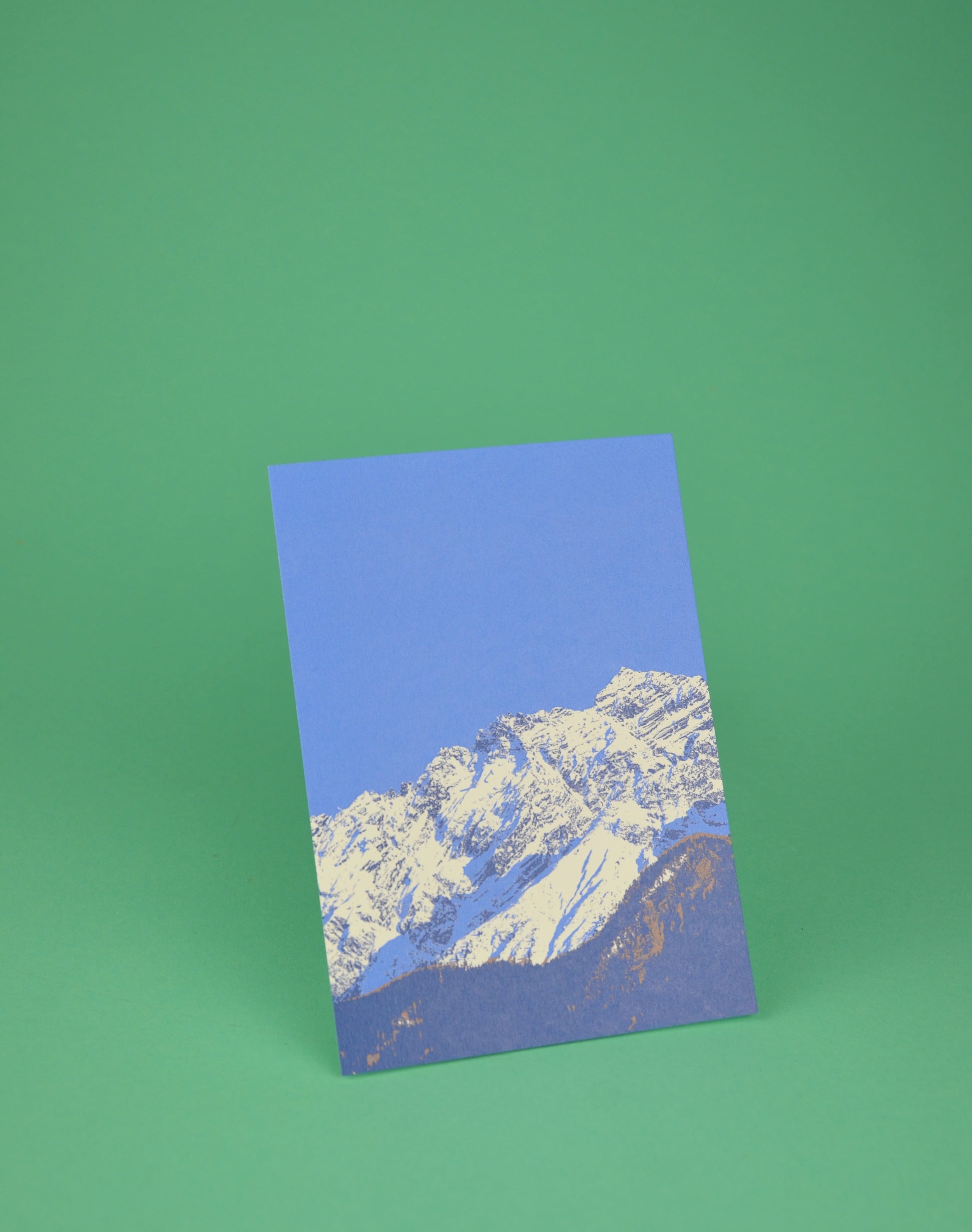 Postkarte mit Berglandschaft – Schweizer Design
