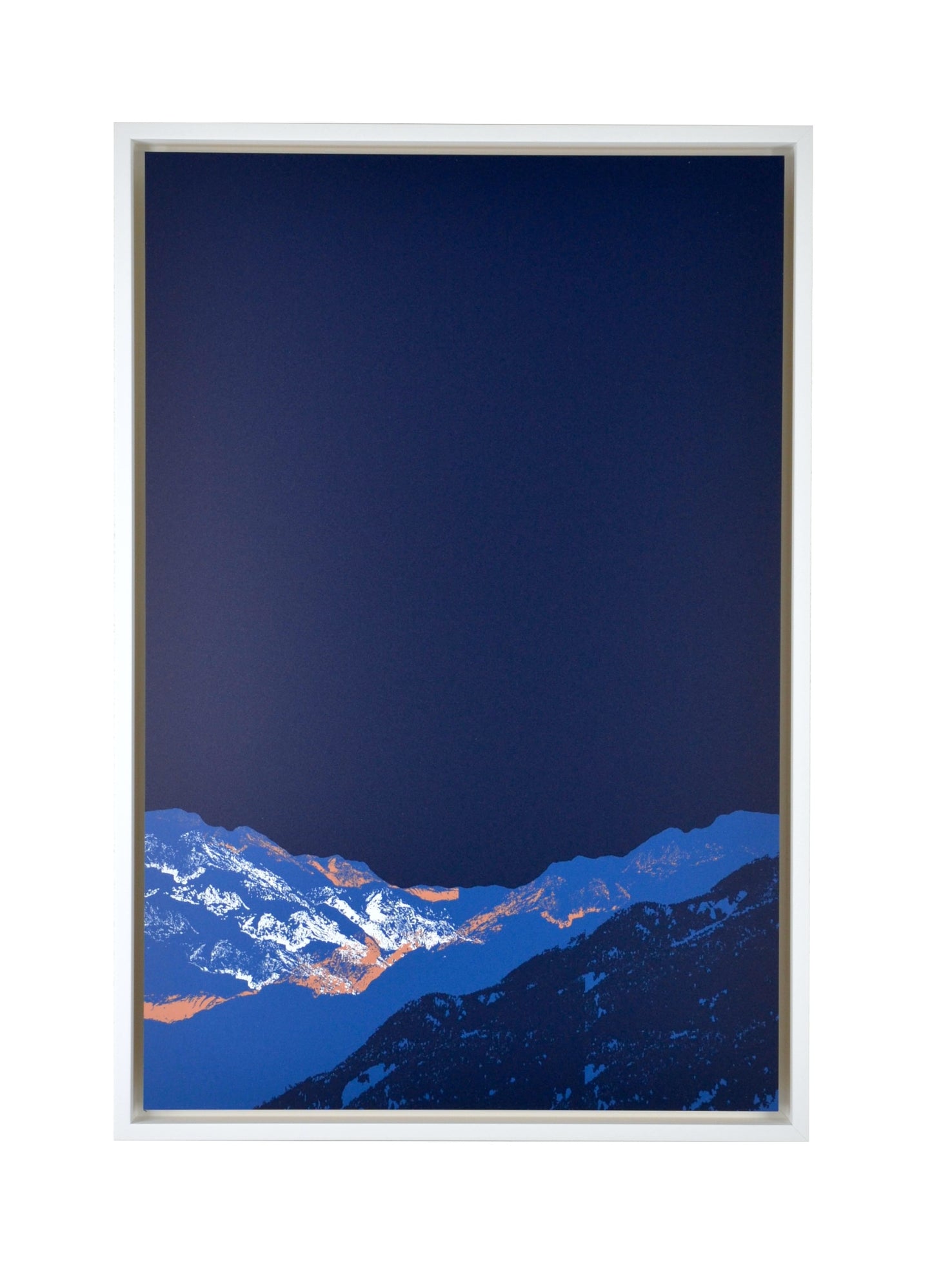 Wandbild mit Berglandschaft, klare Linien und harmonische Farbflächen auf Aluminium gedruckt.