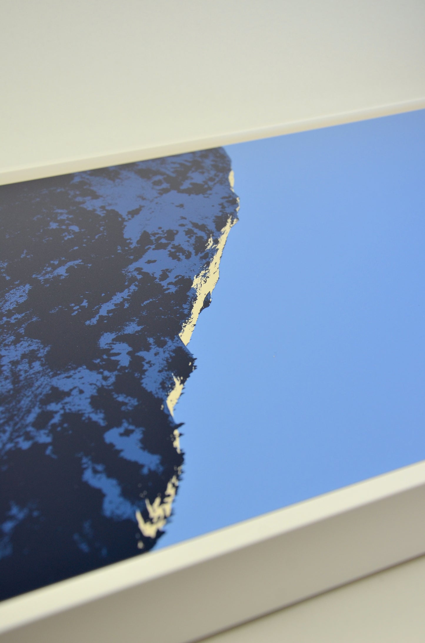 Modernes Alpenmotiv auf Aluminium mit Holzrahmen