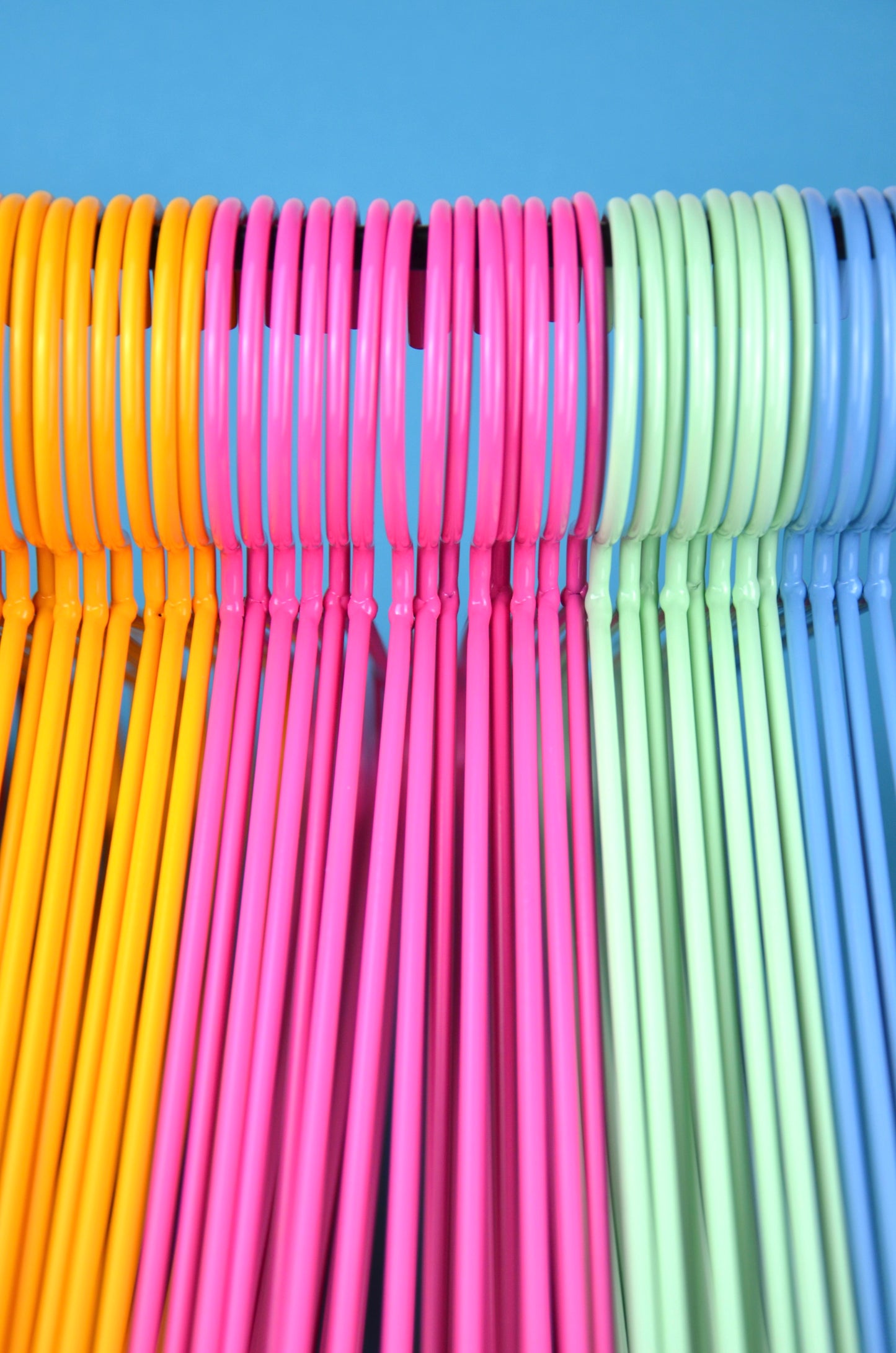 Stilvoller, handgefertigter Kleiderbügel aus Schweizer Designproduktion