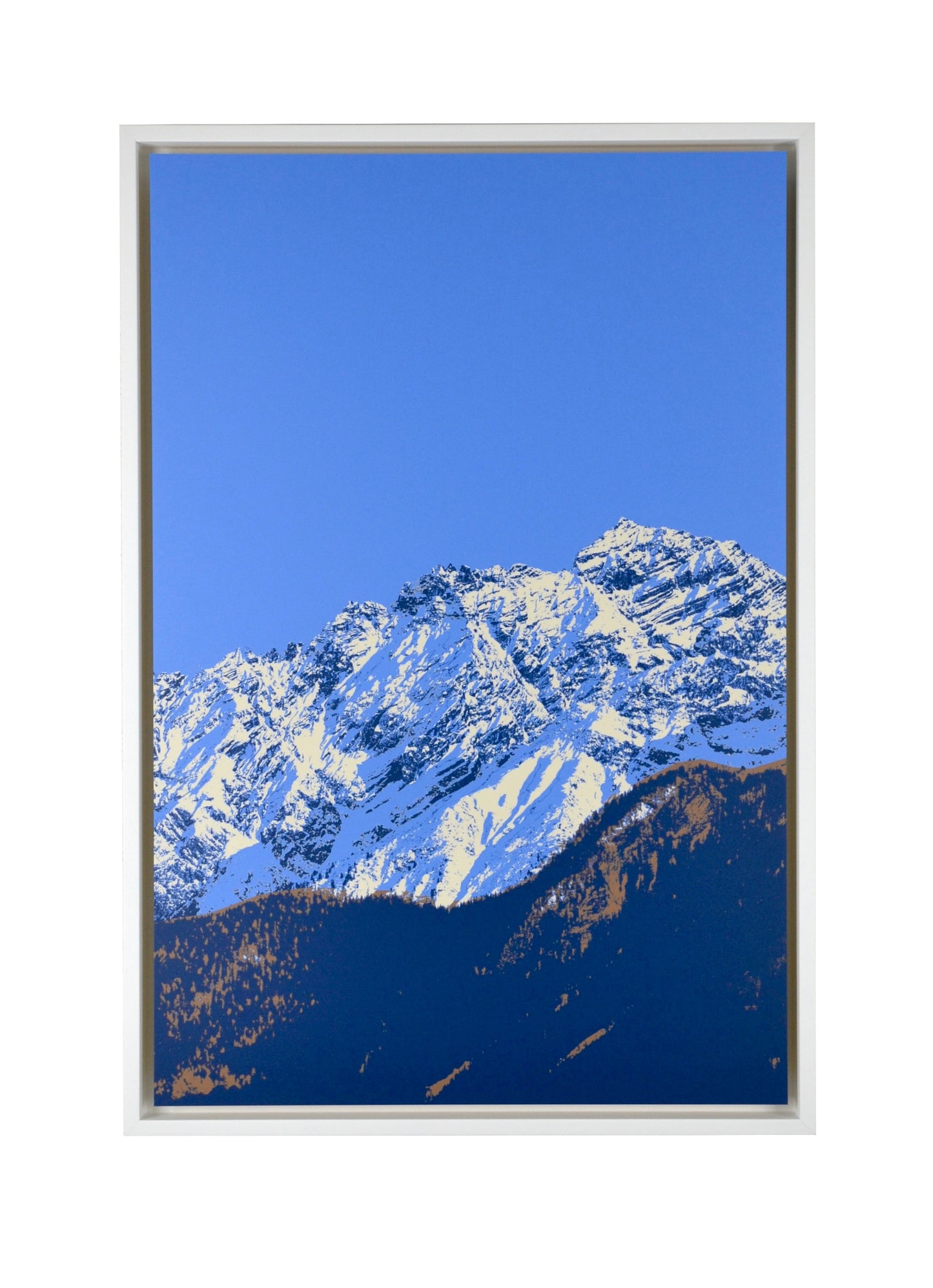 Modernes Wandbild mit abstrahierter Alpenlandschaft – klare Linien, ruhige Farbflächen, Schweizer Designästhetik.